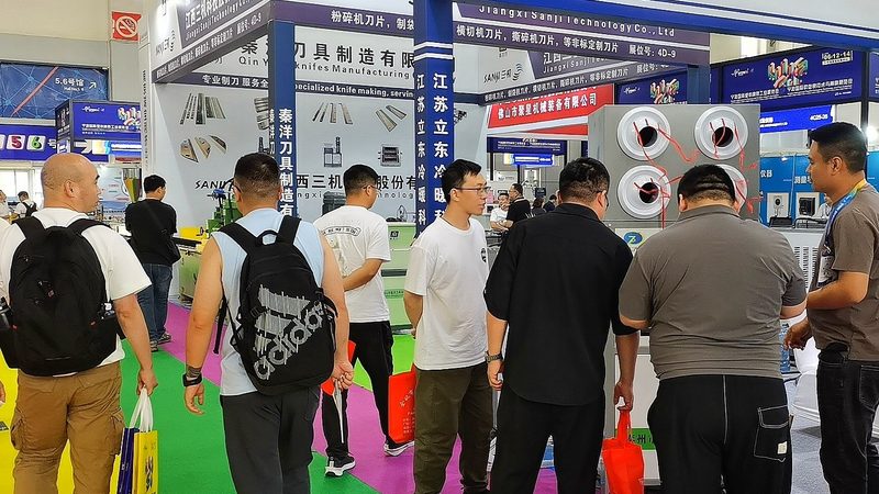 目前，国内外常见的展台尺寸规格有以下几种：